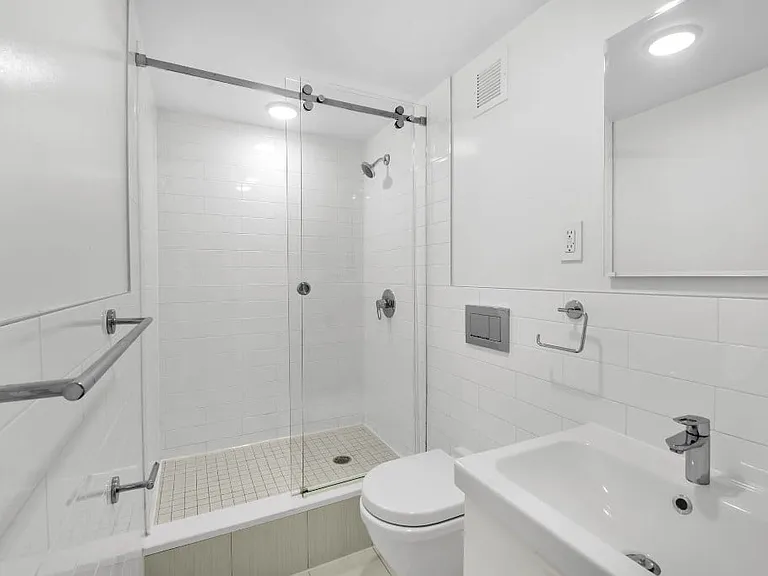 220 E 22nd St #GLE — Photo 8