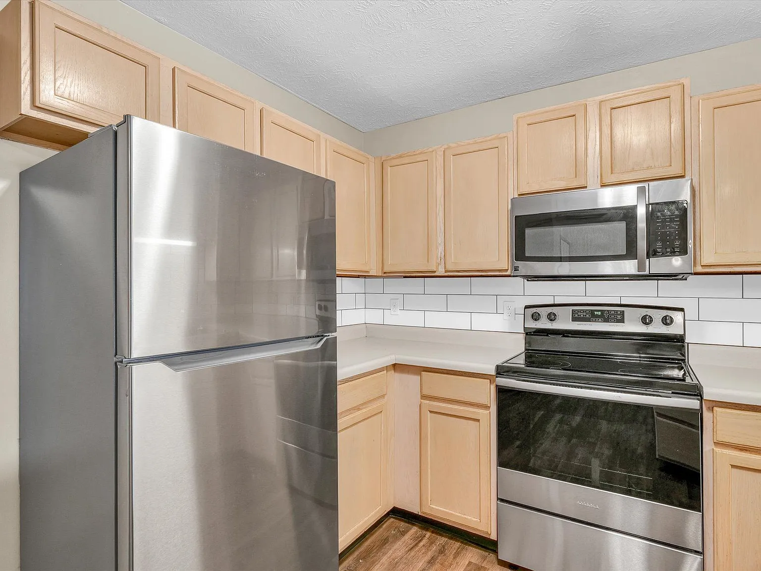 Rainbow Circle Apartments — Photo 2