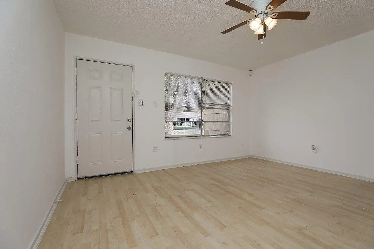 3 Bedroom - Move in Ready in South East Houston — Photo 3