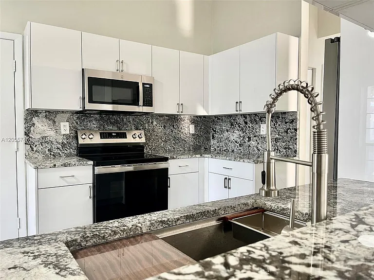 5508 NW 101st Ct — Photo 7