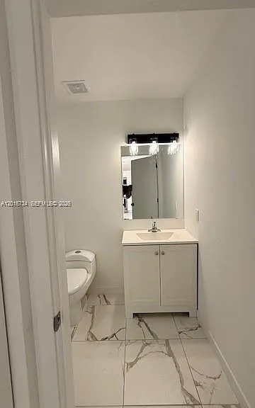 811 E 52nd St #102 — Photo 35