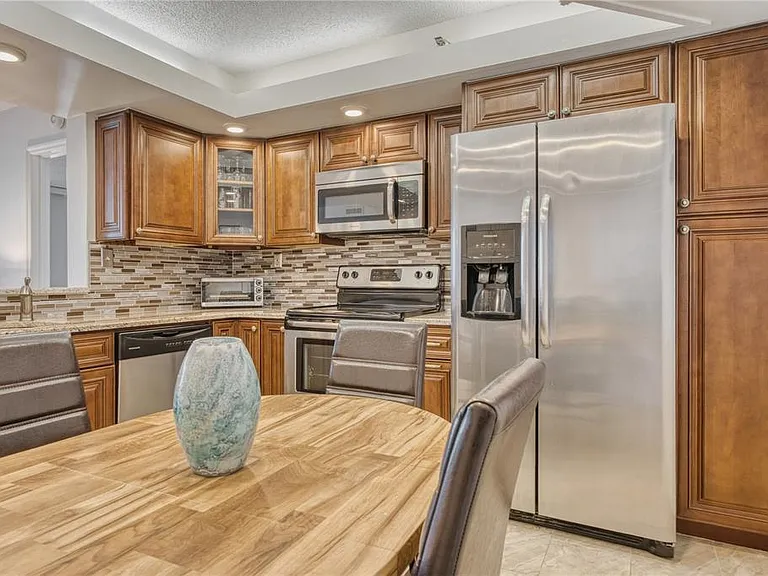690 Island Way #307 — Photo 8