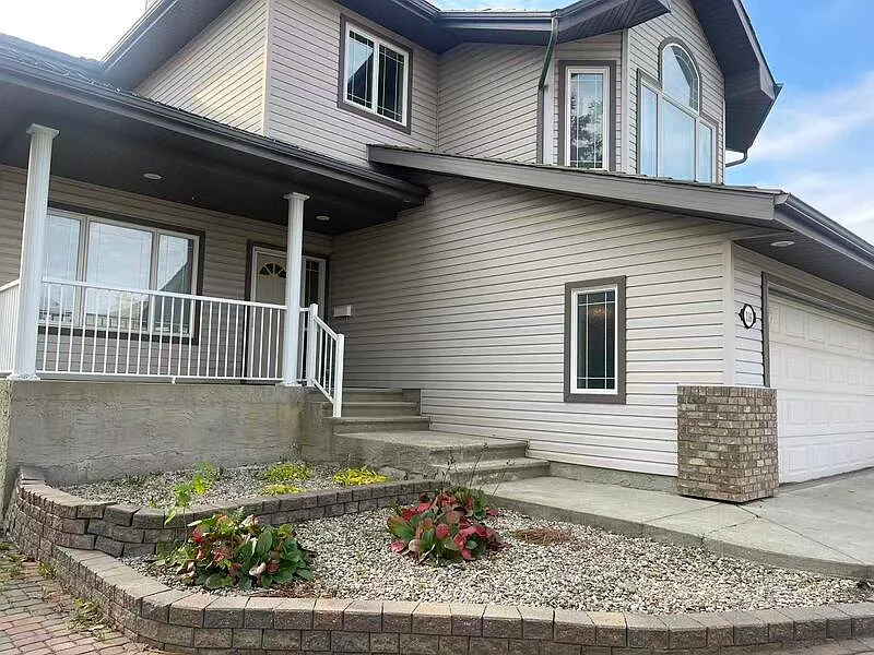 3 bed, 2.5 bath, 2200 sqft, $2,400 — Photo 2