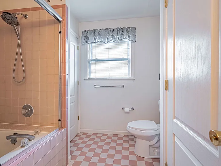 323 Surrey Pl — Photo 25