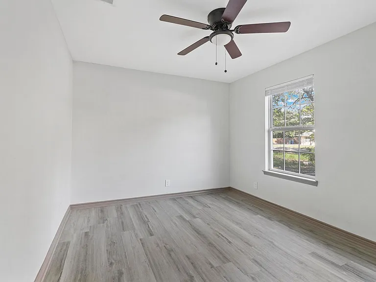 915 N Montgomery St — Photo 6