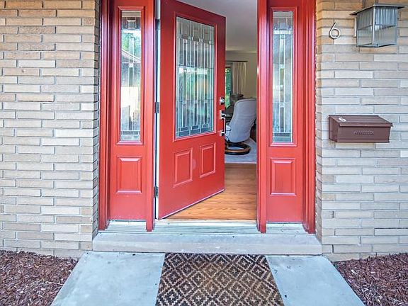 4th image of 2727 S Lakeshore Dr