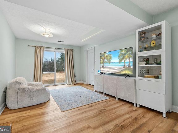 4th image of 644 University Dr