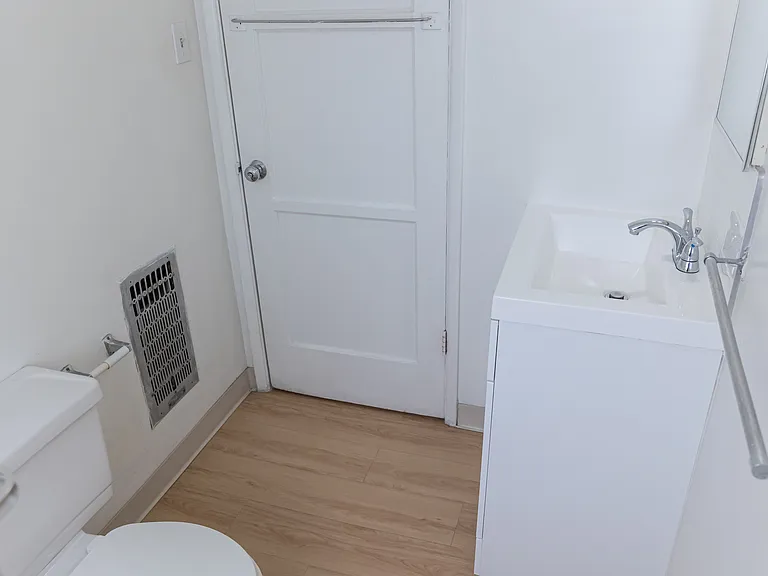 Gayley Manor Apartments — Photo 42