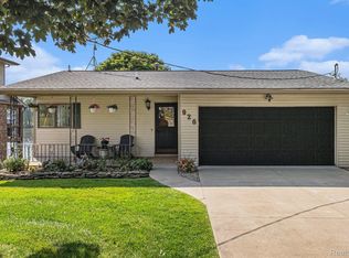 926 Brighton Lake Rd, Brighton, MI 48116