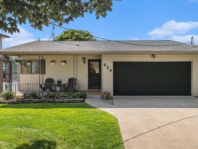 926 Brighton Lake Rd, Brighton, MI, 48116