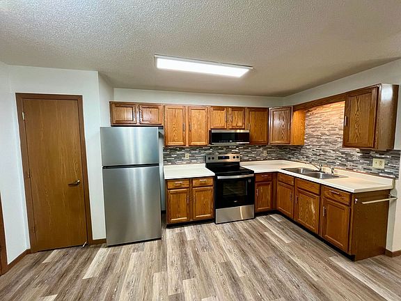 3rd image of 416 Mill St W #2