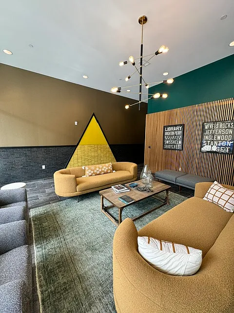 2 bed, 1647 sqft, $4,950 — Photo 2