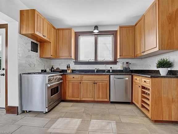 5th image of 859 Queens Blvd