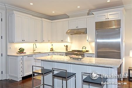5th image of 1727 N Burling St #3A