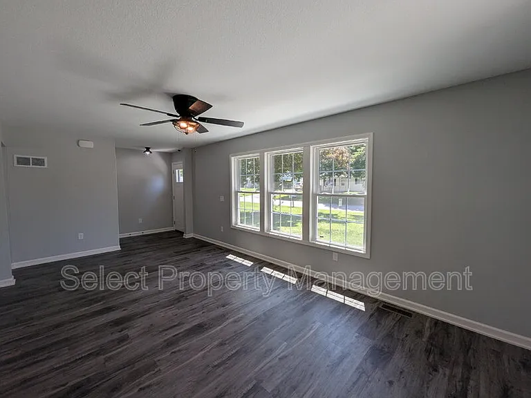 920 Courtney Dr — Photo 4