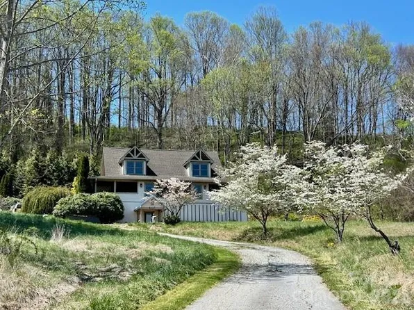 330 Potts Dr, Waynesville, NC 28785