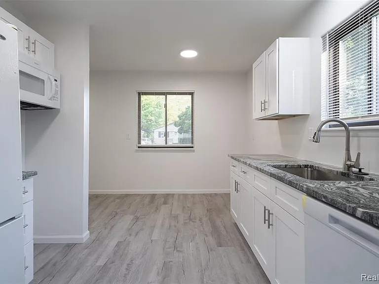8095 Syracuse St — Photo 16