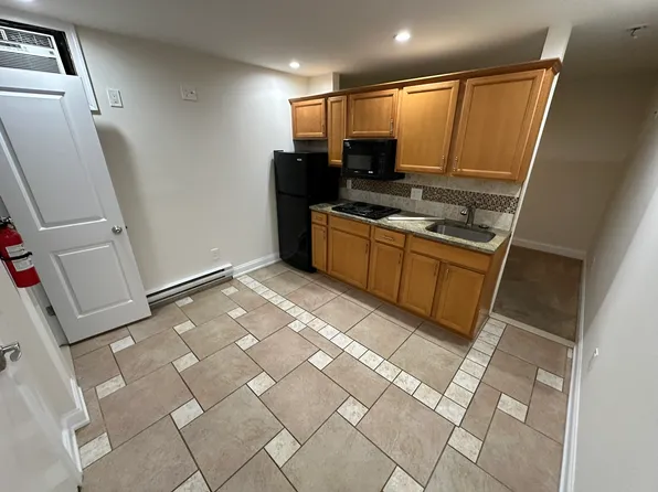 627 S 10th St #1R, Philadelphia, PA 19147