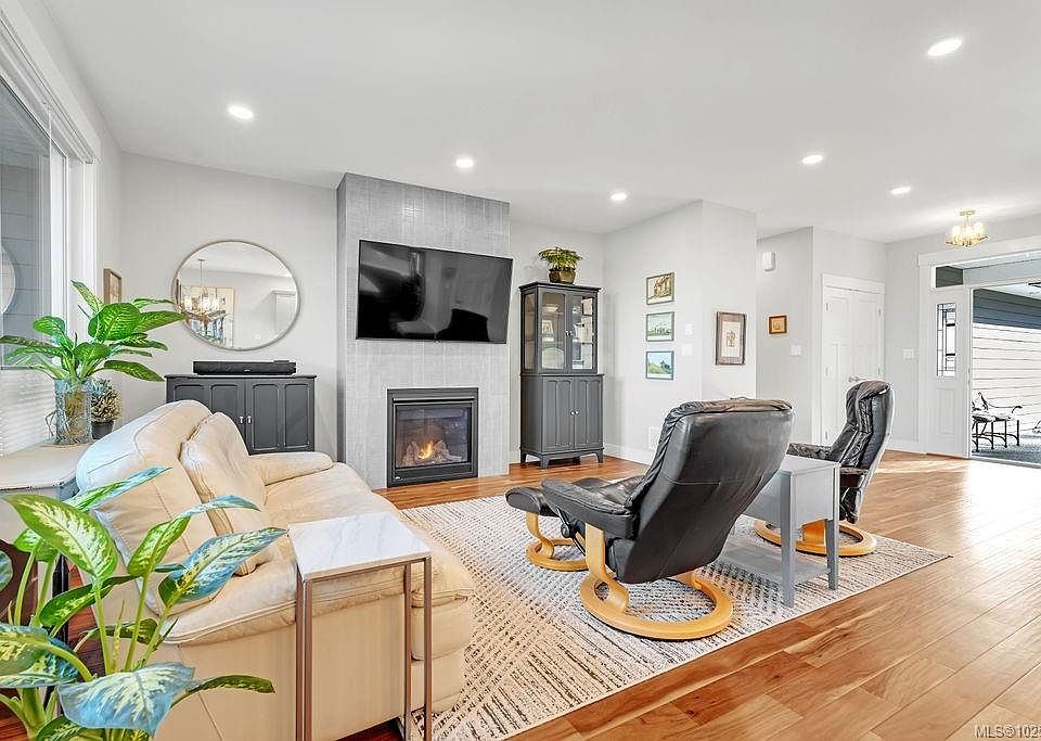 1st image of 720 Russell Rd #5