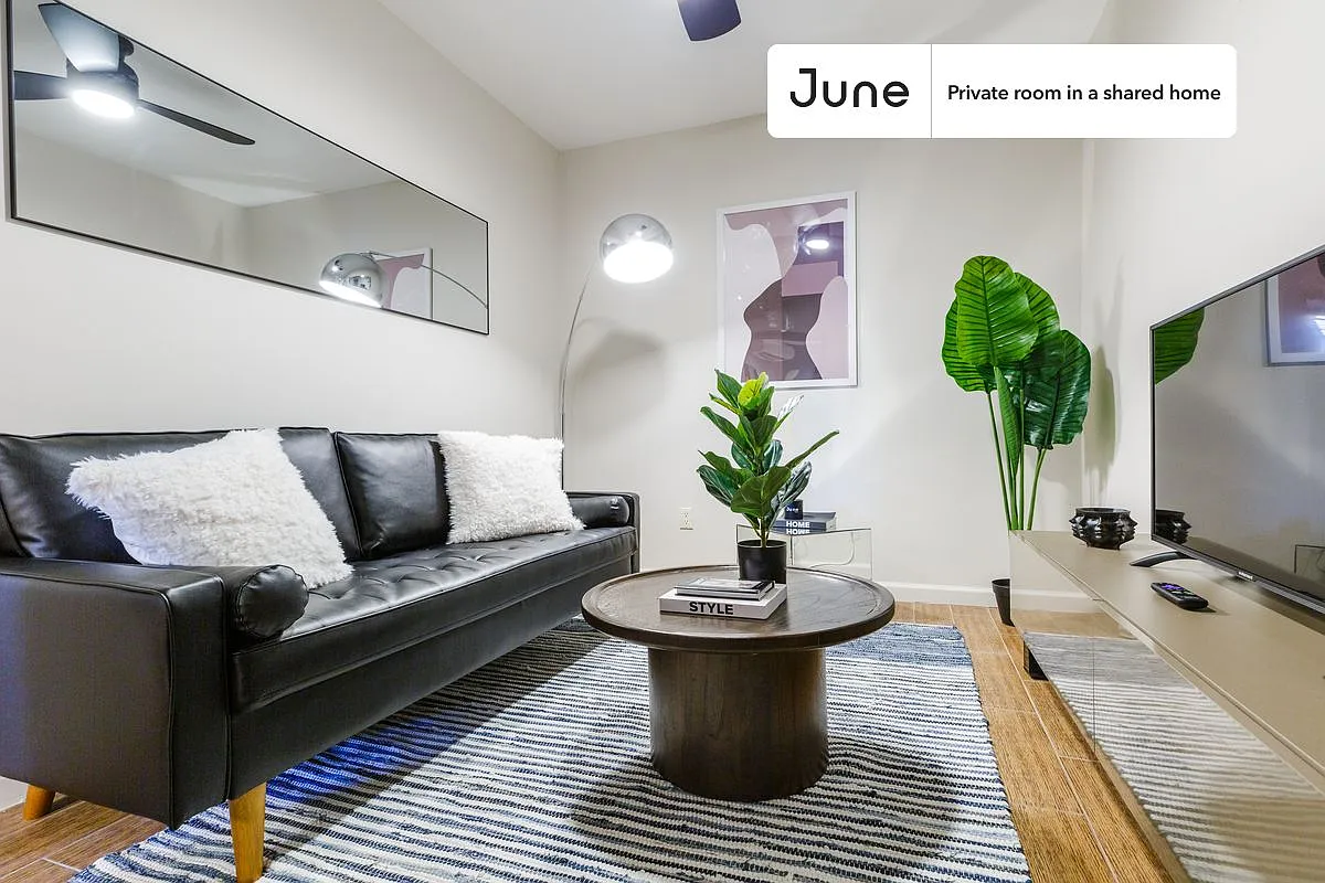 Full bedroom in 3 bed/1 bath home in Chinatown #267 A — Photo 3
