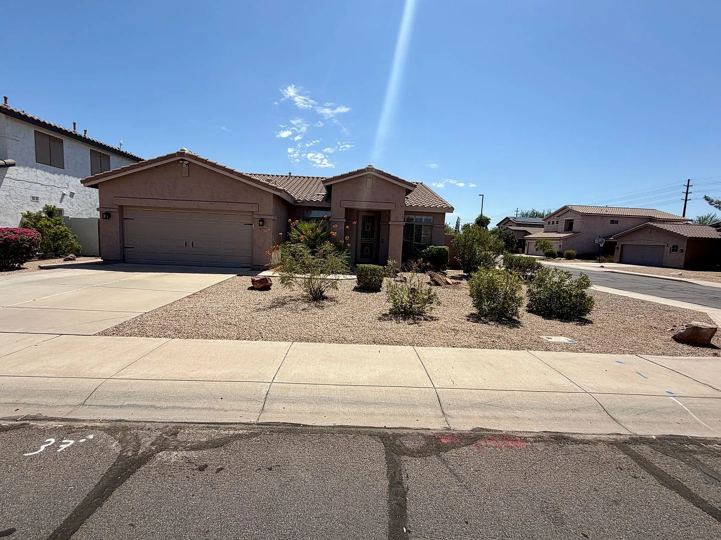 This stunning single-level home offers 3 bedrooms 2 bathrooms, a sparkling pool with mature manic... — Photo 2
