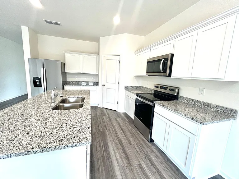 303 Hyde Park — Photo 8