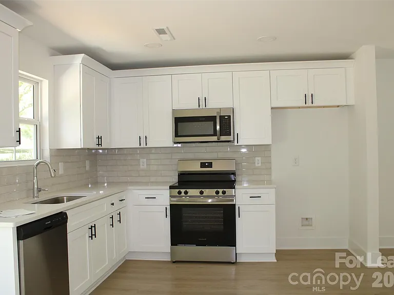 562 W Park Ave #B — Photo 3