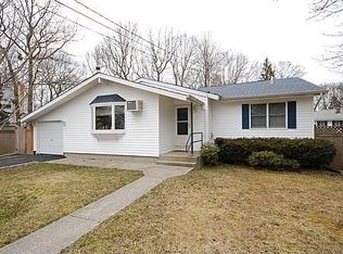 5 Rockledge Dr, Shirley, NY 11967