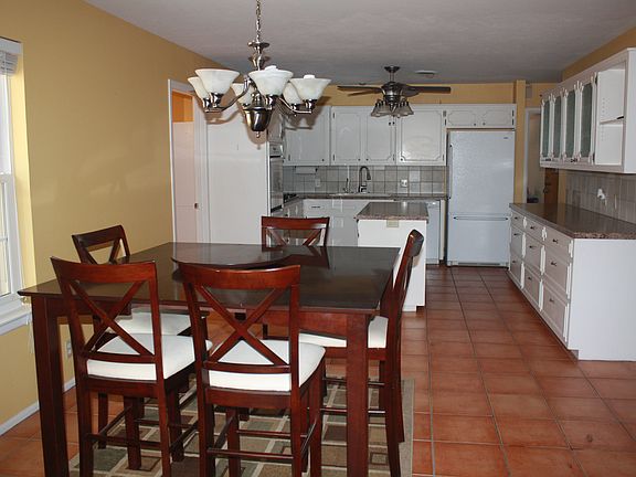 5th image of 2715 Fair Oaks Cir