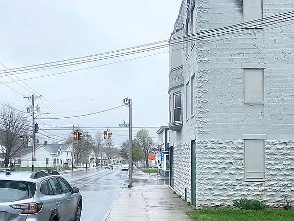 4th image of 708 Main St