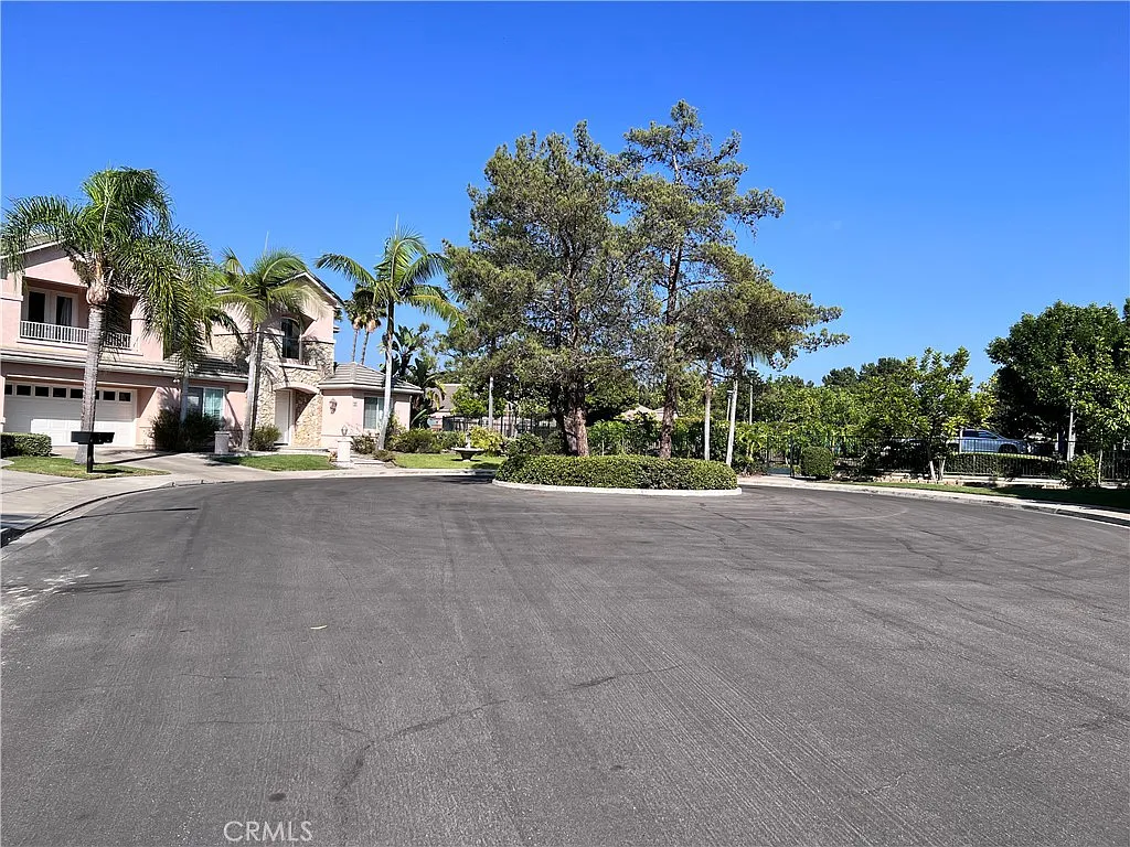 5 bed, 3.5 bath, 3000 sqft, $5,900 — Photo 3