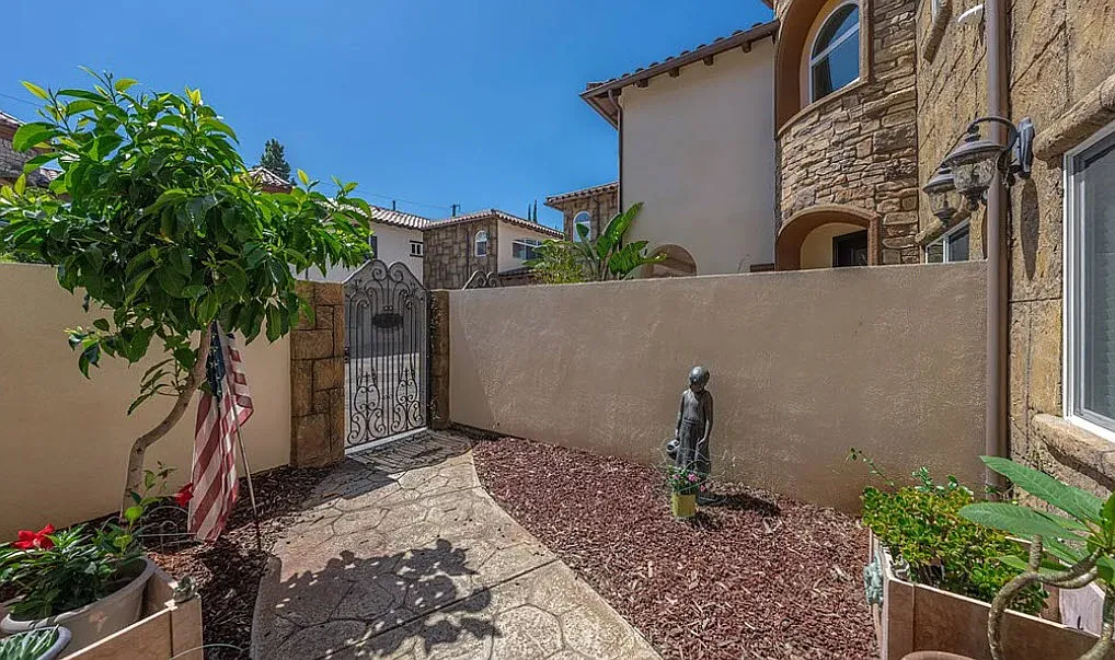 4 bed, 2.5 bath, 2384 sqft, $4,900 — Photo 4