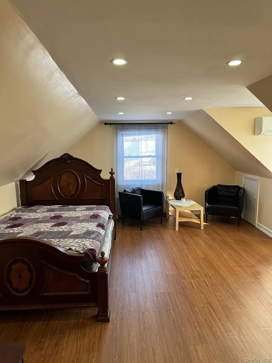 Building Photo - 73-49 188th St #2