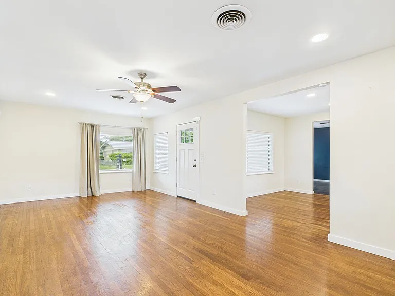 409 S Pear St — Photo 7