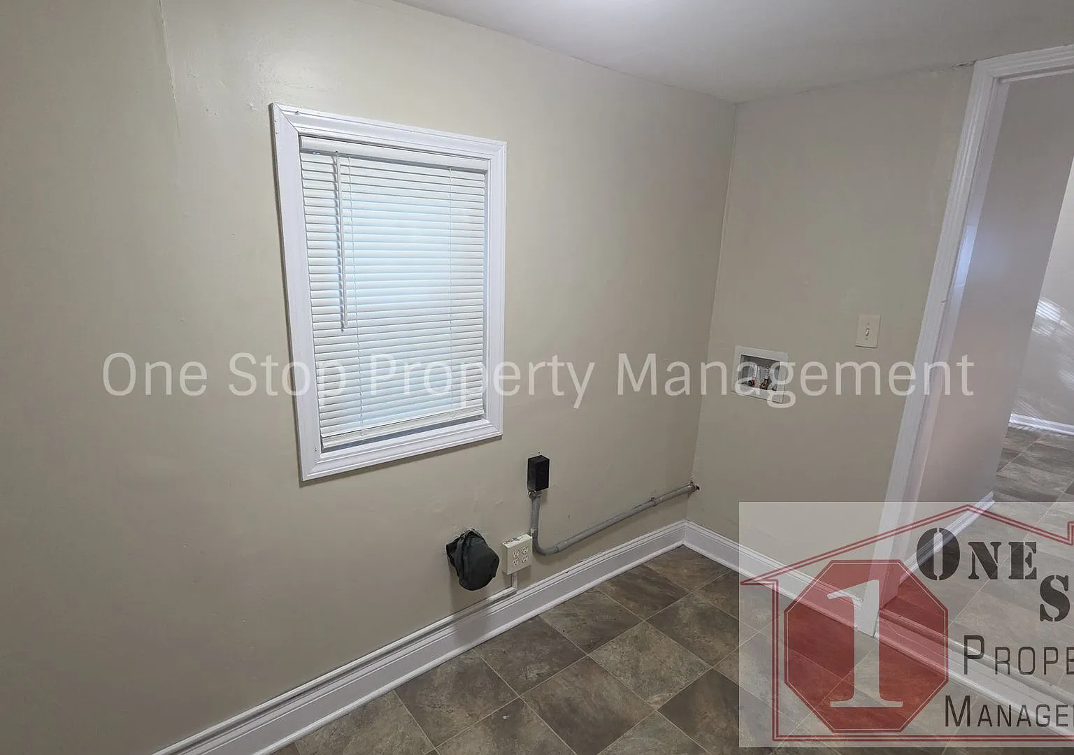 Cozy 1-Bedroom 1 1/2 bathroom Home in KCMO! — Photo 4