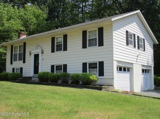 12 Teakwood Dr, Clifton Park, NY 12065