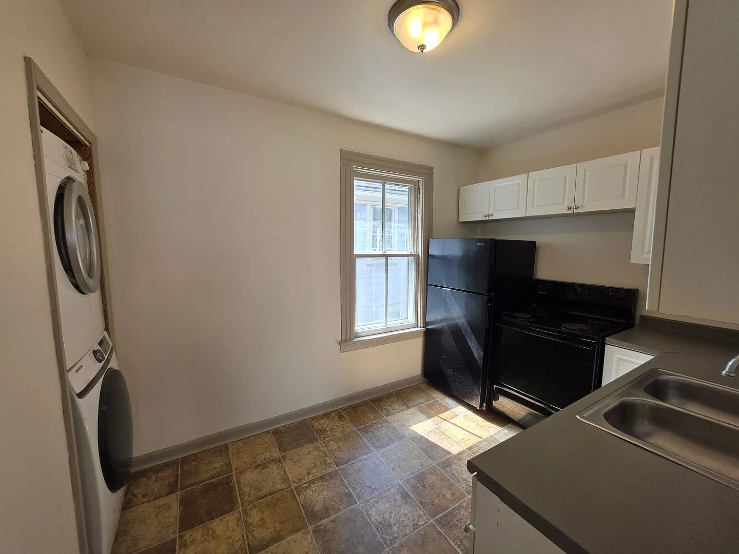 South Wedge U of R Area Large 2 Bedroom Available Soon — Photo 3