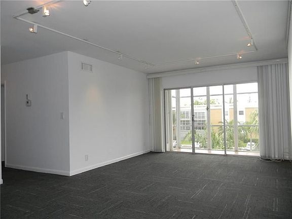 4th image of 3020 NE 16th Ave APT 301