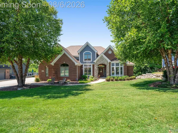 888 Suchava Dr, White Lake, MI 48386