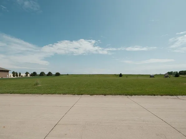 1541 Sunrise Trl, Sioux Center, IA 51250