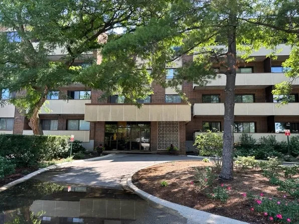 9242 Gross Point Rd #A304, Skokie, IL 60077