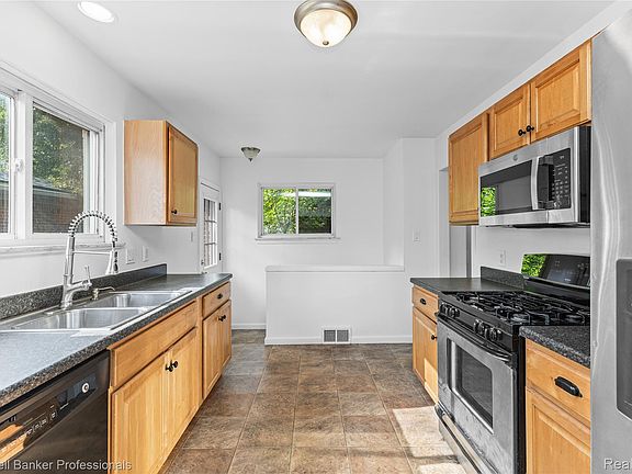 5th image of 15240 Grovedale St