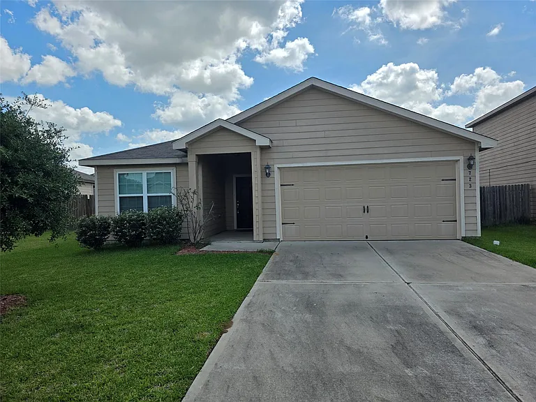 723 Crystal Lakes Dr — Photo 2