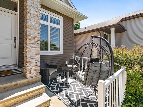 2nd image of 33 Ellington Cres