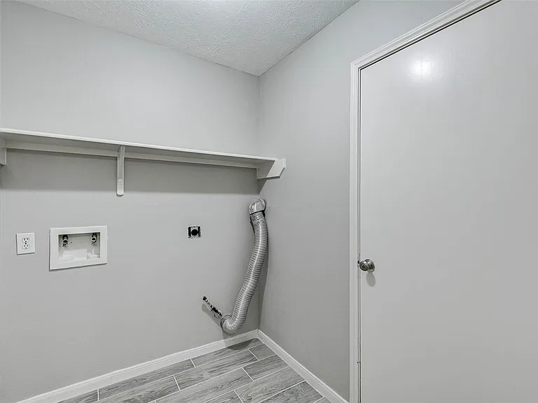 7815 Barnhill Dr — Photo 35