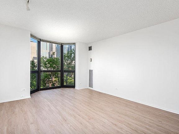 3rd image of 1125 Lasalle St