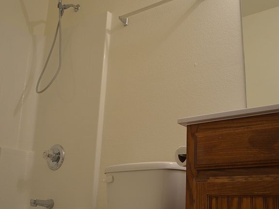 4th image of 903 Travis Ln #A