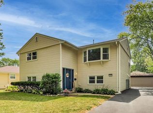 2305 Hawk Ln, Rolling Meadows, IL 60008