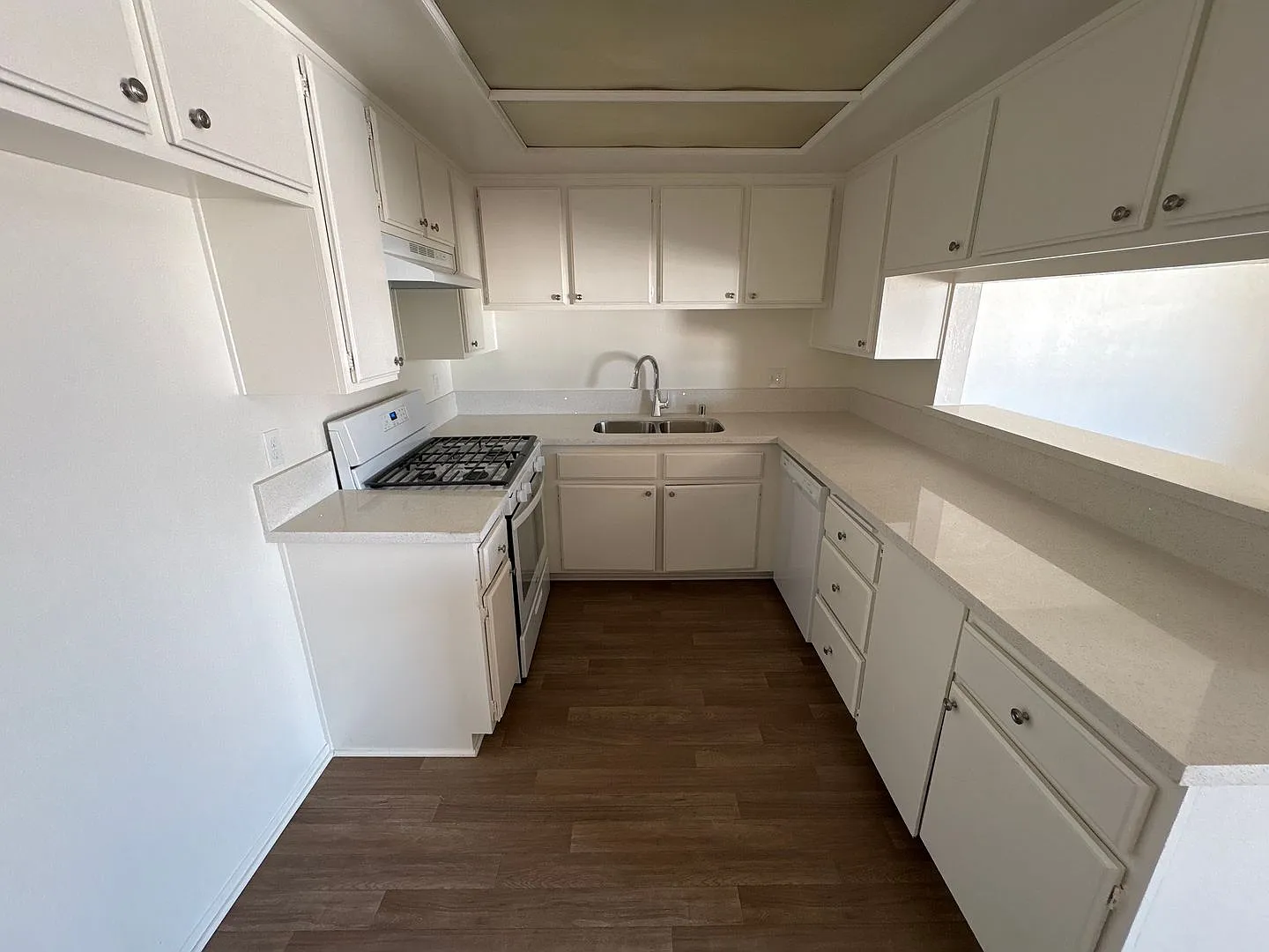 Broadway Apartments — Photo 2