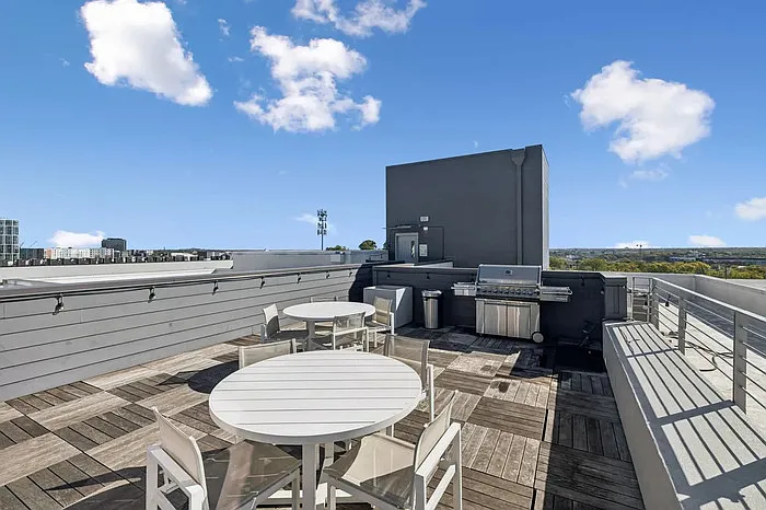1 bed, 1.0 bath, 735 sqft, $1,800 — Photo 2